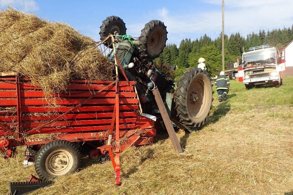 Traktor se převrátil při práci na poli a zůstal pod ním uvězněný traktorista.