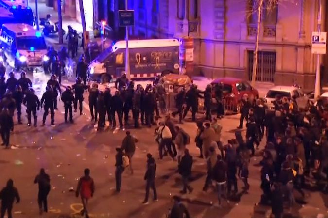 BEZ KOMENTÁŘE: Demonstrace za katalánského expremiéra Puigdemonta v Barceloně se zvrtla v potyčky s policií