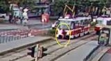 Chlapec v Brně koukal do mobilu a smetla ho tramvaj, policie zveřejnila video
