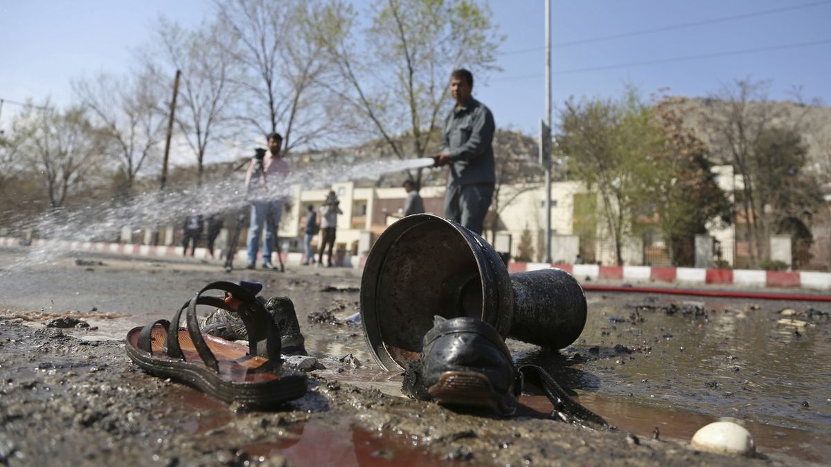 Afghánský hasič čistí místo útoku