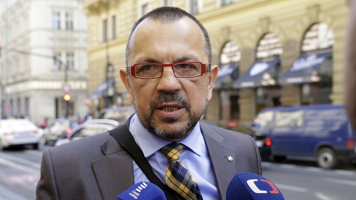 Jaroslav Foldyna přichází na jednání grémia ČSSD, které jednalo o vstupu do vlády s ANO.
