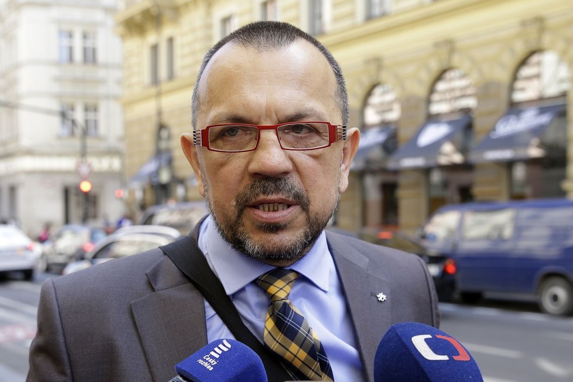 Jaroslav Foldyna přichází na jednání grémia ČSSD, které jednalo o vstupu do vlády s ANO.