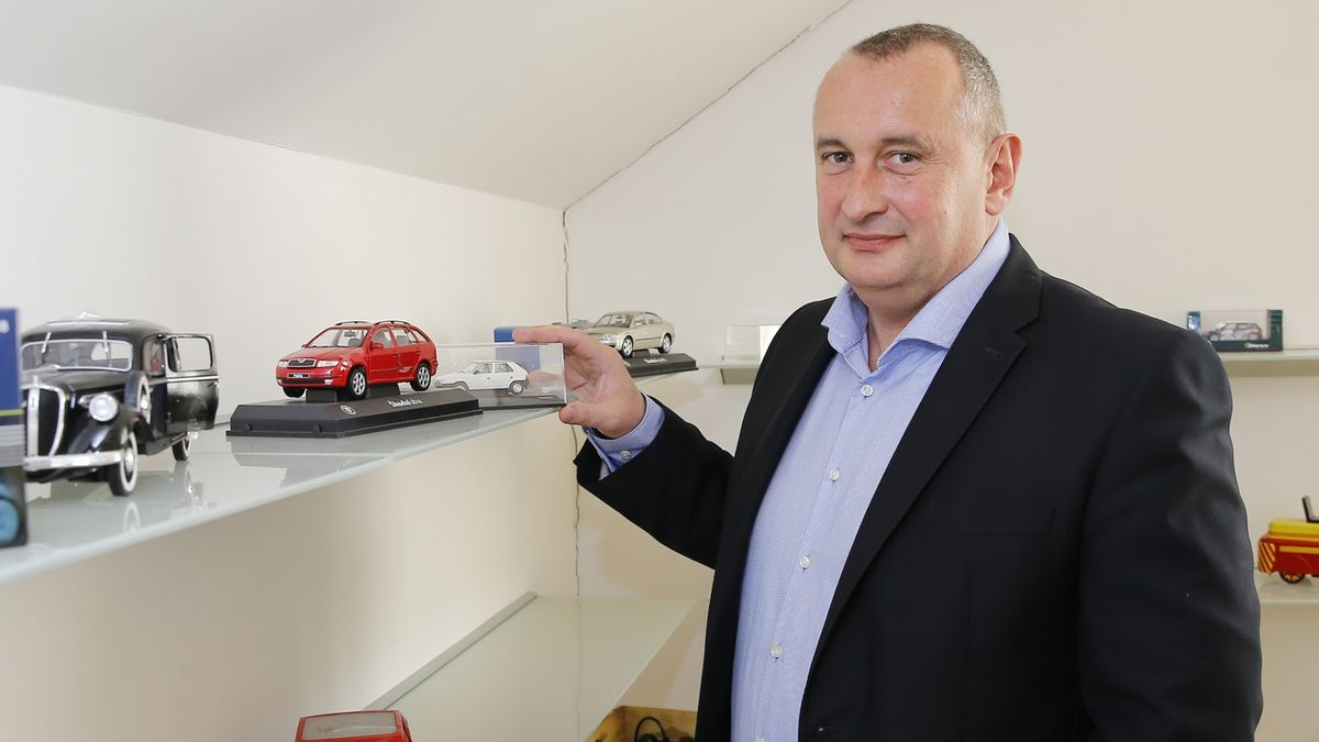 Firma Abrex dělá modely autíček pro sběratele. Na snímku ředitel firmy Radek Bukovský.