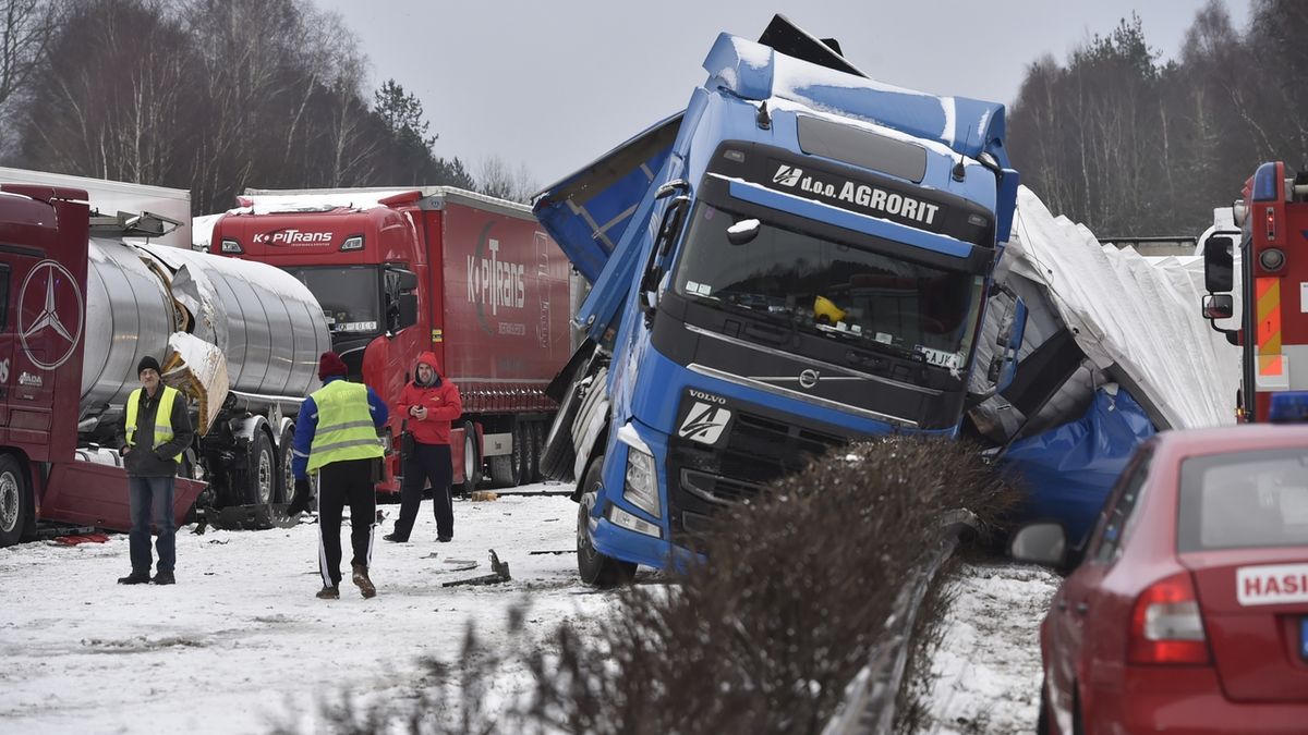 Dálnici D1 na Vysočině v obou směrech zablokovaly nehody na 99. kilometru nedaleko Větrného Jeníkova (na snímku). Ve směru na Prahu tam havarovalo několik nákladních vozidel a osobních aut.