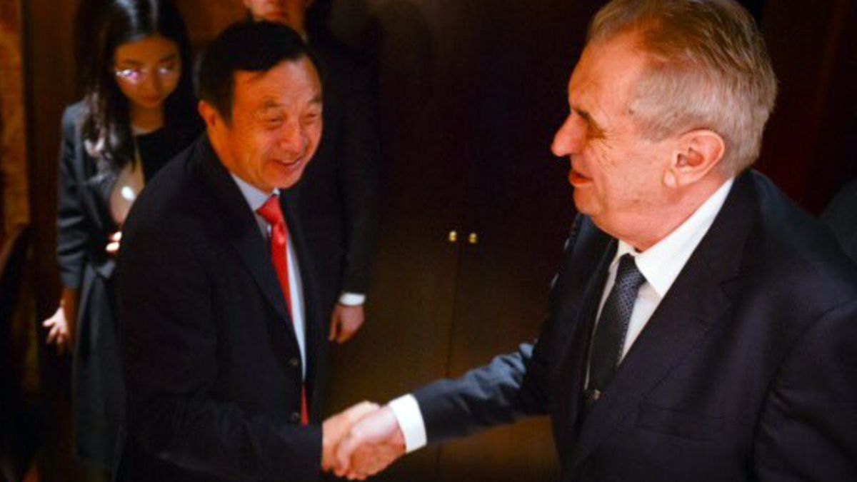 Prezident Miloš Zeman (vpravo) se sešel 27. dubna 2019 v Pekingu s generálním ředitelem společnost Huawei Ženem Čeng-fejem.