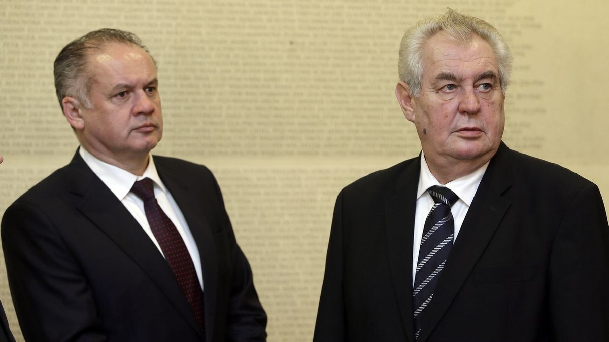 Slovenský prezident Andrej Kiska (vlevo) a český prezident Miloš Zeman na archivním snímku z roku 2015