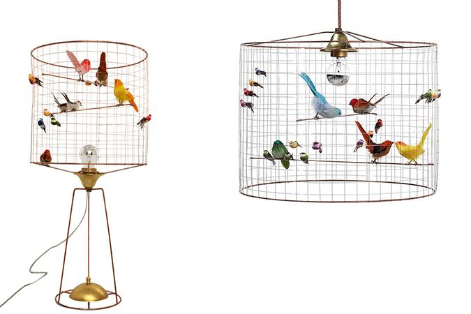 Lustry a lampy připomínající klece s umělými ptáčky pobaví děti i dospělé.