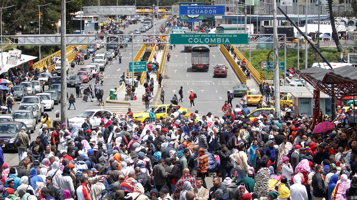 Venezuelci se registrují na hranicích mezi Kolumbií a Ekvádorem