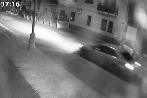 BEZ KOMENTÁŘE: Podezřelé auto zachytila kamera