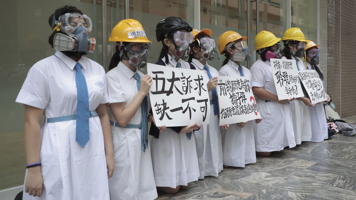 Studenti si ke školním uniformám vzali helmy a plynové masky na ochranu před obušky a slzným plynem. 