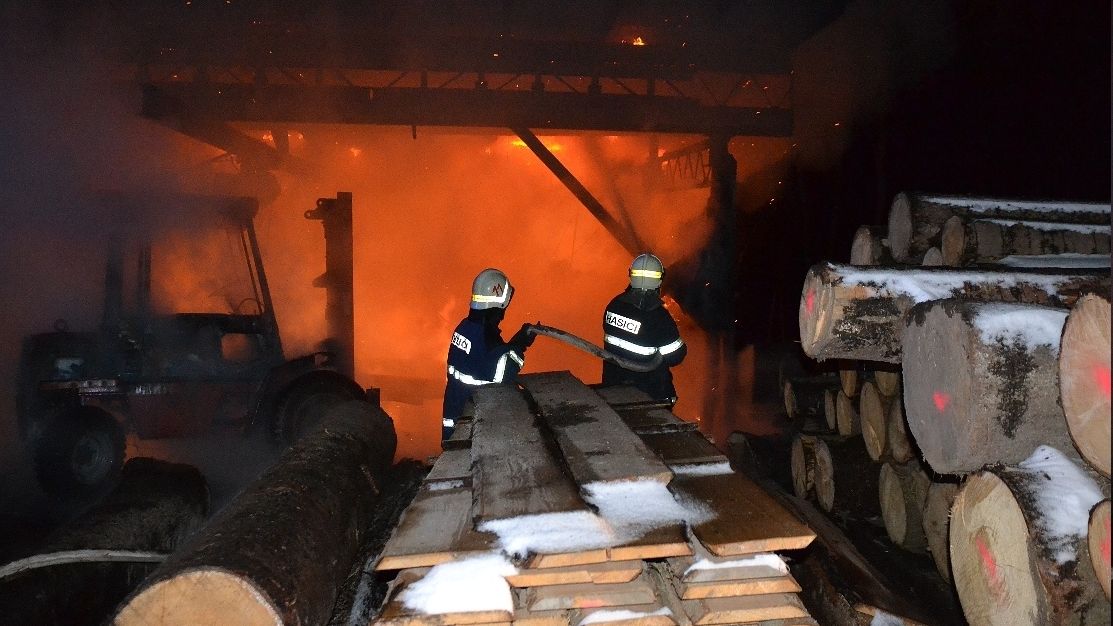 Požár výrobní haly pily v Roztokách u Semil
