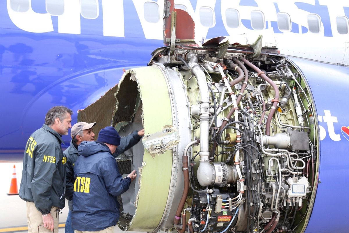 Experti NTSB zkoumají roztržený motor Boeingu 737