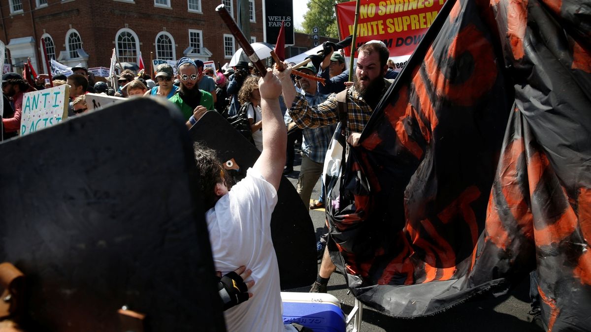 Střety bělošských extremistů s odpůrci v Charlottesvillu