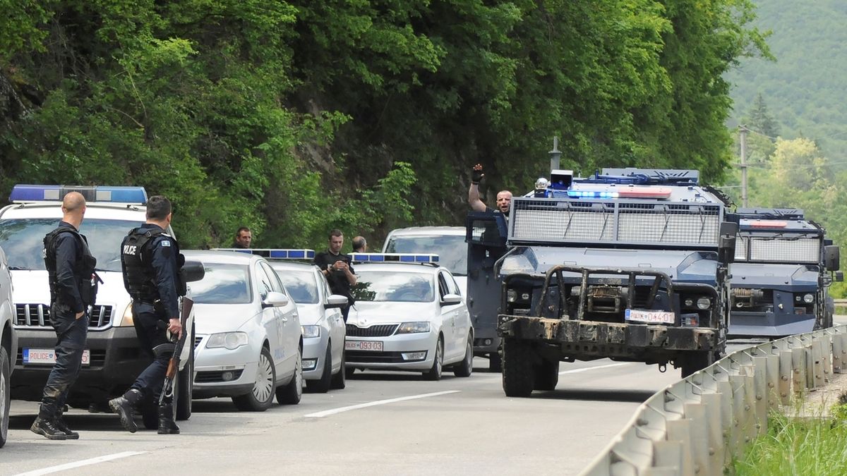 Kosovská policie a příslušníci speciální sil u Zubina Potoku