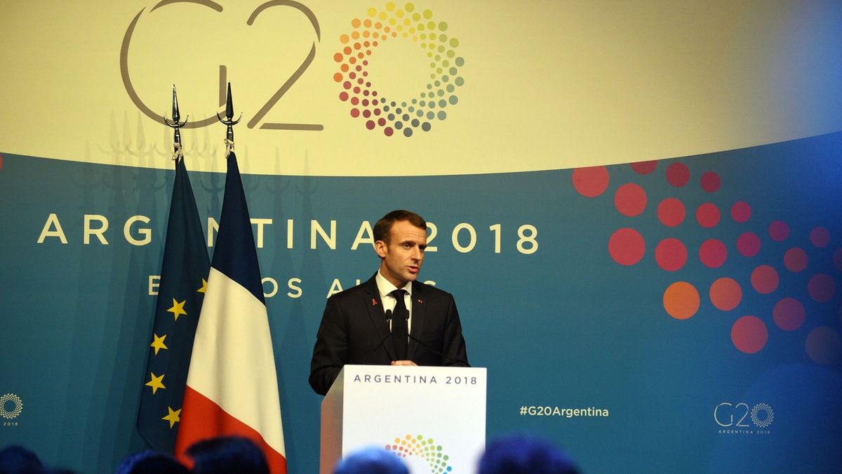 Franzouzský prezident Emmanuel Macron na tiskové konferenci v Buenos Aires odsoudil násilí při sobotních pařížských protestech.