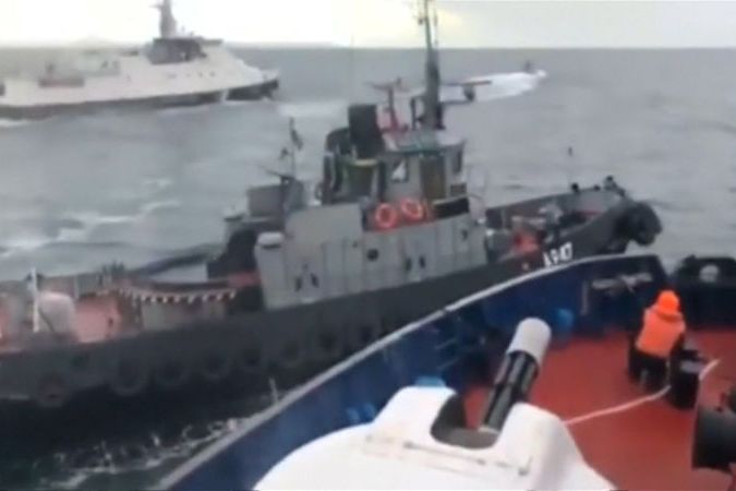 Ruská pobřežní stráž natočila, jak nabourala do ukrajinské lodi