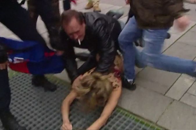 BEZ KOMENTÁŘE: Polonahé aktivistky narušily v Madridu manifestaci frankistů