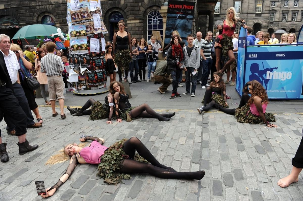 Edinburgh Festival Fringe se koná každý rok v srpnu. Nabízí stovky nejrůznějších vystoupení. 