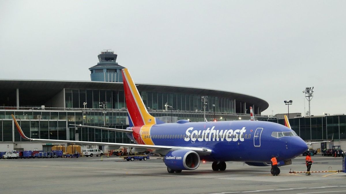 Letadlo společnosti Southwest na letišti LaGuardia