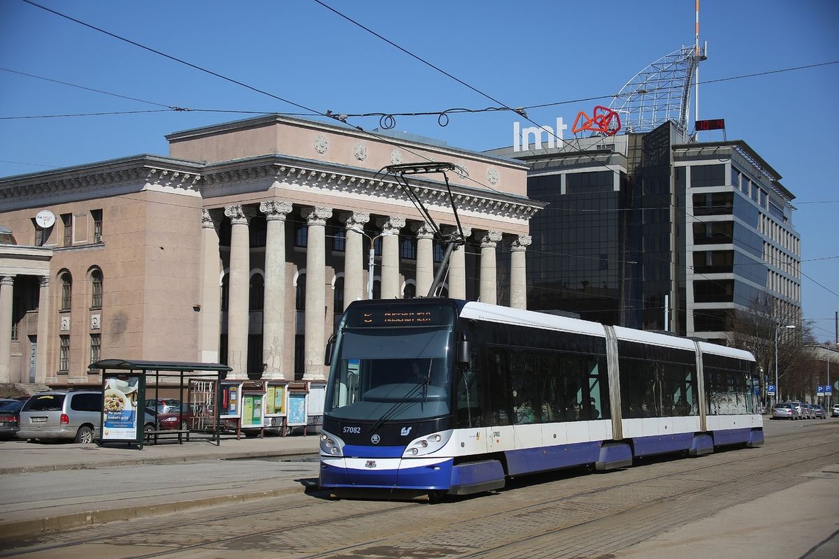 Tramvaj For City Alfa od Škody Transportation v lotyšské Rize. Podnik nyní dodá 20 tramvají novější verze.