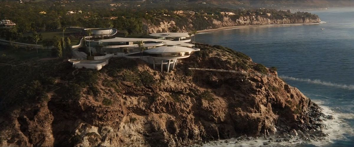 Filmový dům Tonyho Starka, alias Iron Mana. Je celý vytvořen pouze digitálně, na útesech v Malibu nic takového ve skutečnosti nestojí. Kruhové útvary, beton a velké prosklení ale jasně poukazují, kde autoři brali inspiraci.
