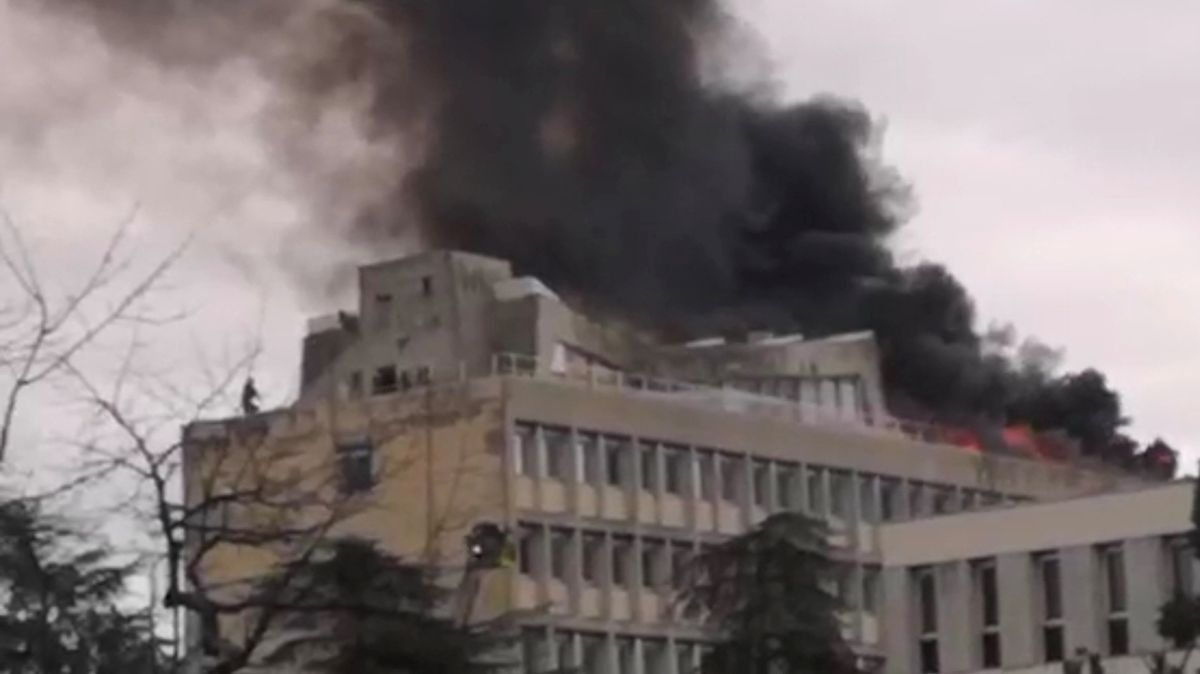 Plameny a černý dým nad budou univerzity ve městě Villeurbanne. Na střeše vybuchly plynové lahve.