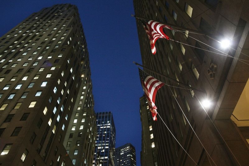 Ústředí banky Goldman Sachs v New Yorku s americkými vlajkami u vstupu do budovy