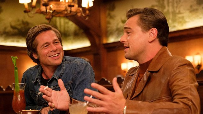 Brad Pitt a Leonardo DiCaprio ve filmu Tenkrát v Hollywoodu.