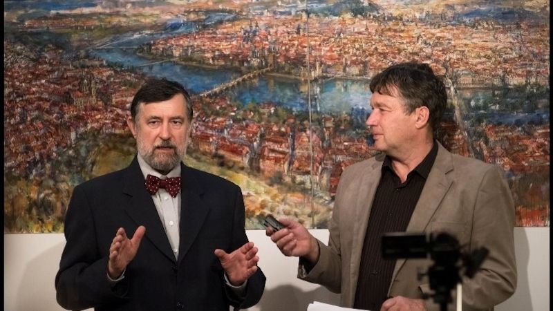 Akademický malíř František Leták (vlevo) a moderátor Vladimír Císař při vernisáži výstavy Obrazy z posledních let. 
