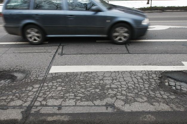 Výmoly zdobí silnice i v Praze, na okreskách je však situace ještě horší.