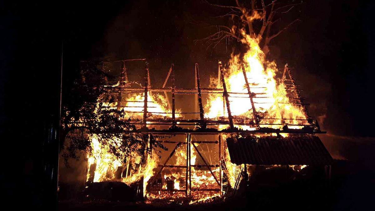 Stodola při požáru zcela vyhořela