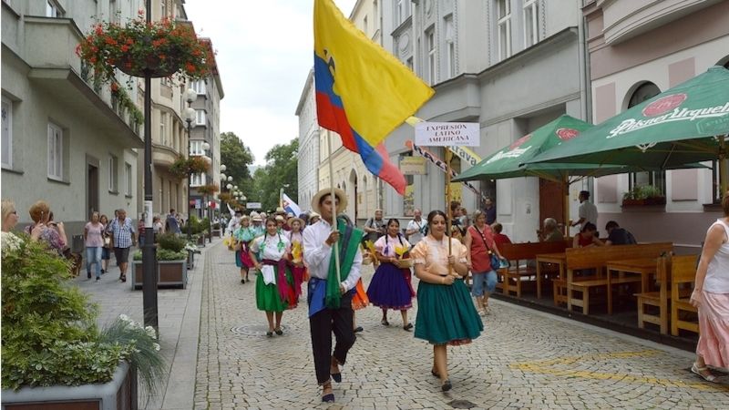 Folklor bez hranic - průvod centrem Ostravy na Masarykovo náměstí.
