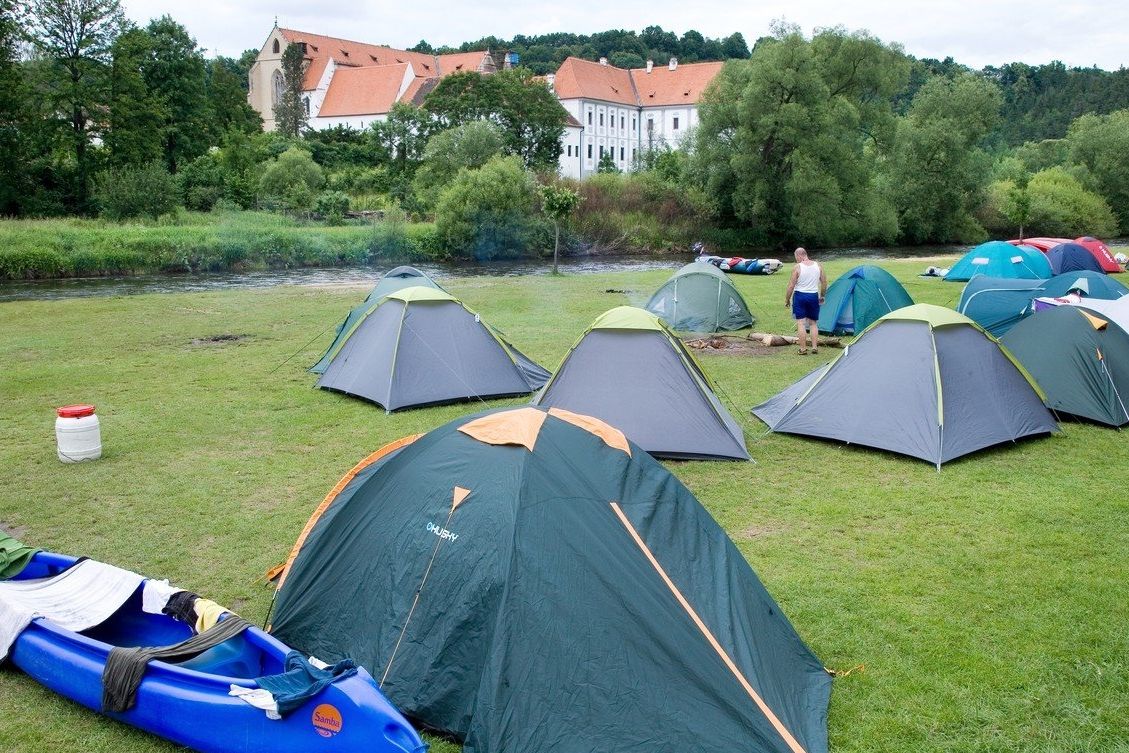 Vodáci místo pro stan na tábořištích kolem řek většinou vždy najdou.