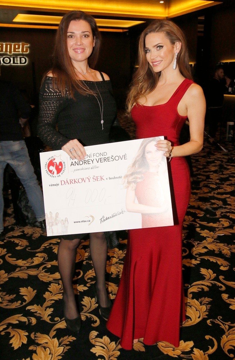 Andrea Verešová se svou sestrou Alexandrou Nejedlou na jedné z charitativních akcí její nadace