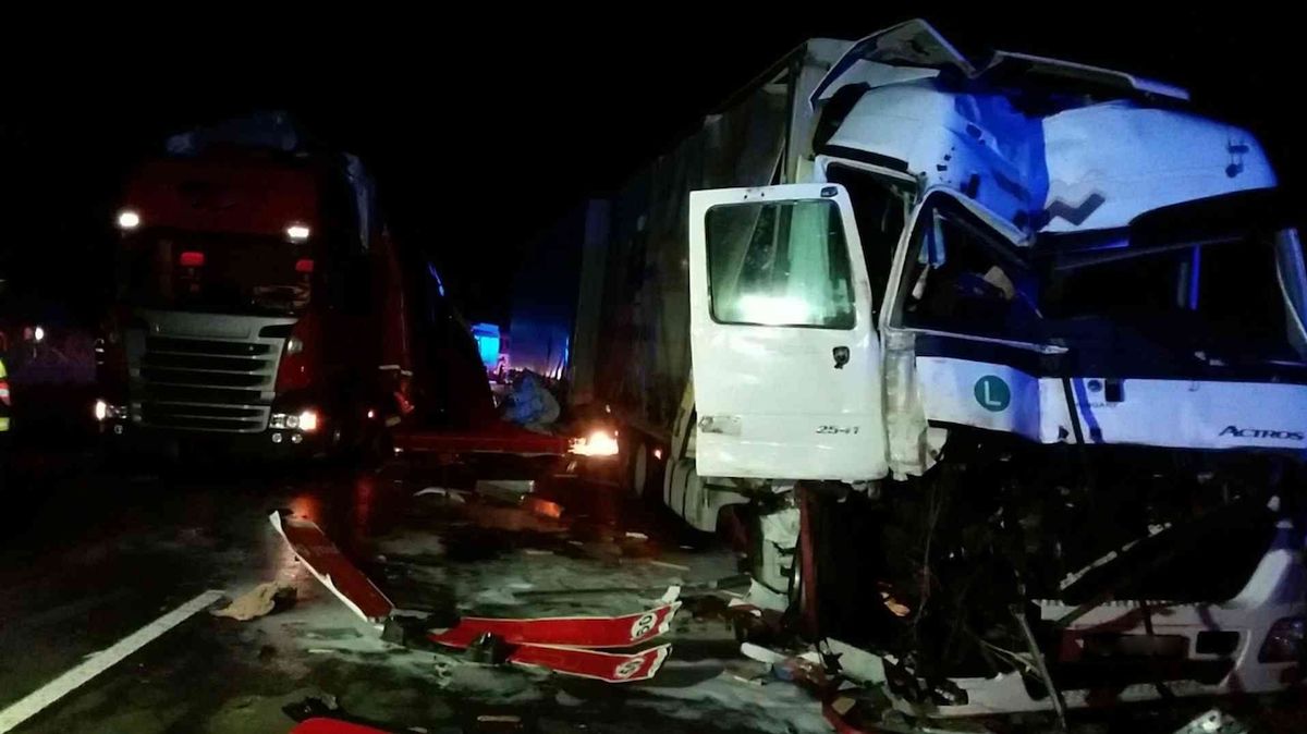 Noční nehoda na D1. Srazila se dvě nákladní auta, dodávka a osobní auto.