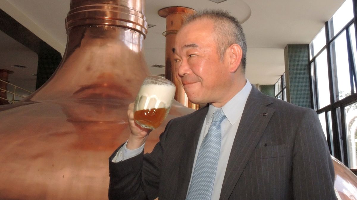 Přímo ve varně okoštoval Pilsner Urquell Ryotchi Kitagana, generální ředitel Asahi Global pro evropské podniky.