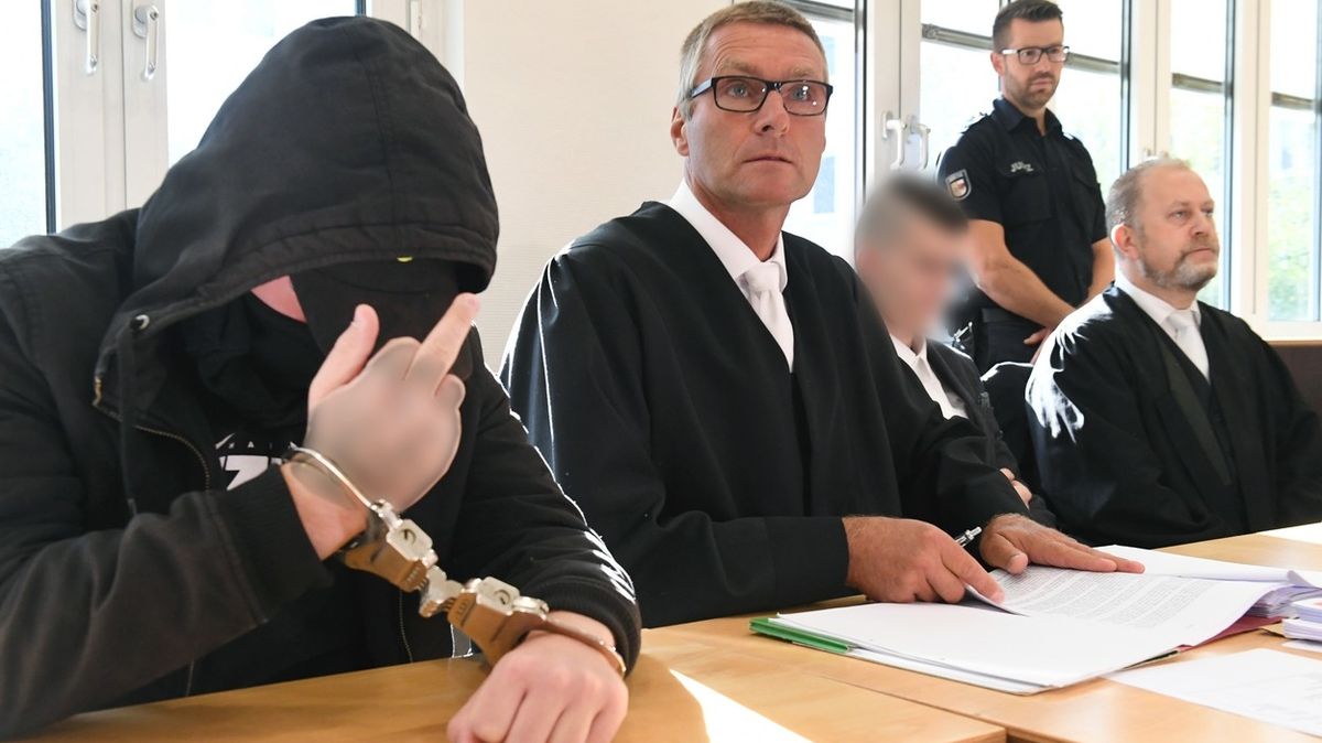 Nicolas Knopp (vlevo) se u soudu ve Stralsundu zodpovídá z ubodání těhotné dívky. Spolupachatelem vraždy je Niko Göttlich (druhý zprava).
