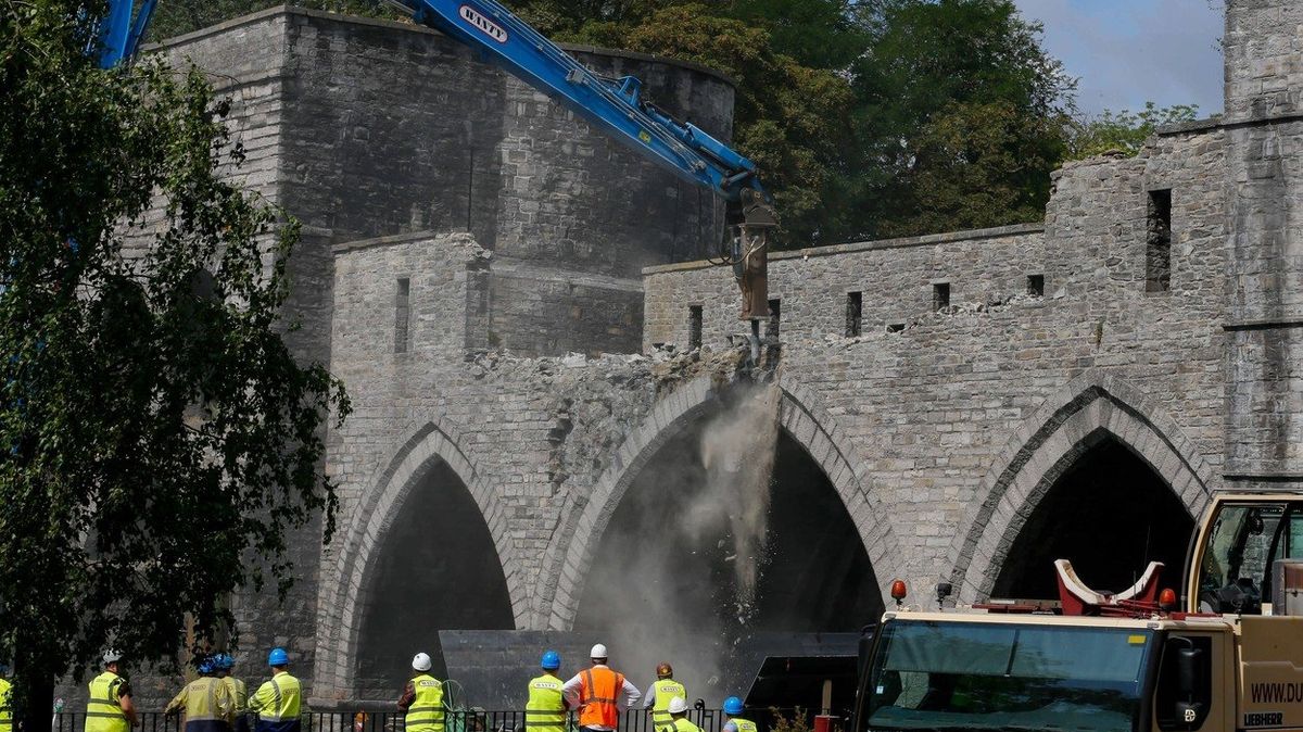 Svérázná „rekonstrukce“ gotického mostu ze 13. století.