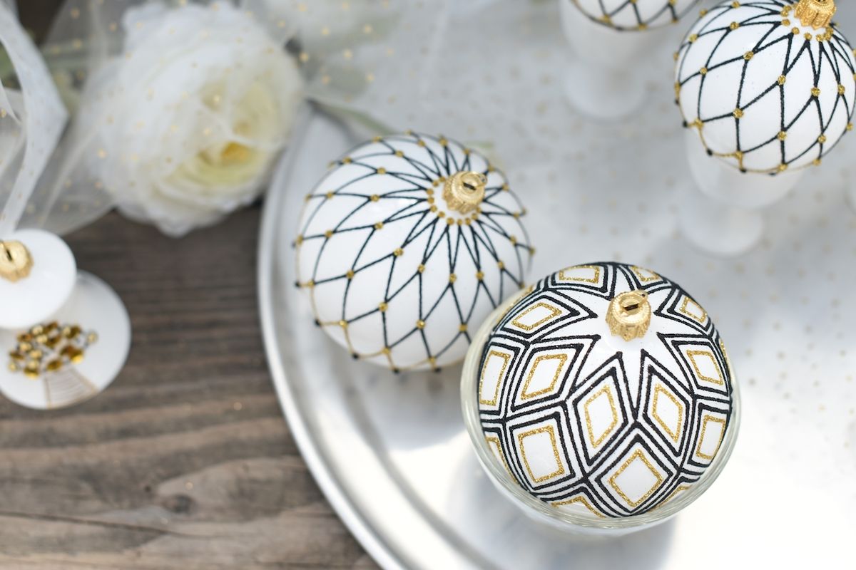 V duchu skandinávského stylu lagom se nese Kolekce Dotek elegance, která upřednostňuje jemné zlaté a černé detaily na bílých koulích. 