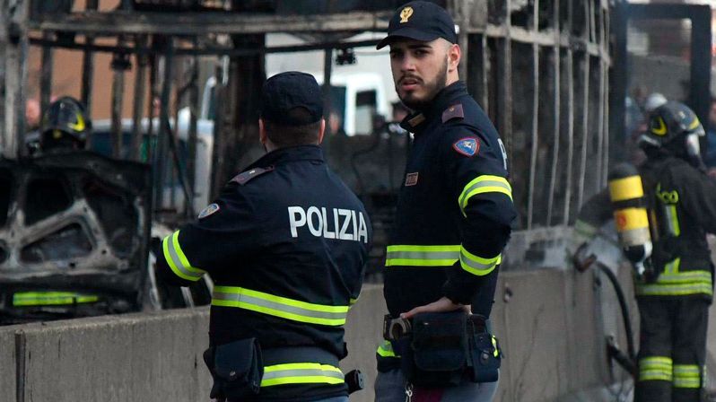 Policisté u zapáleného autobusu v Itálii