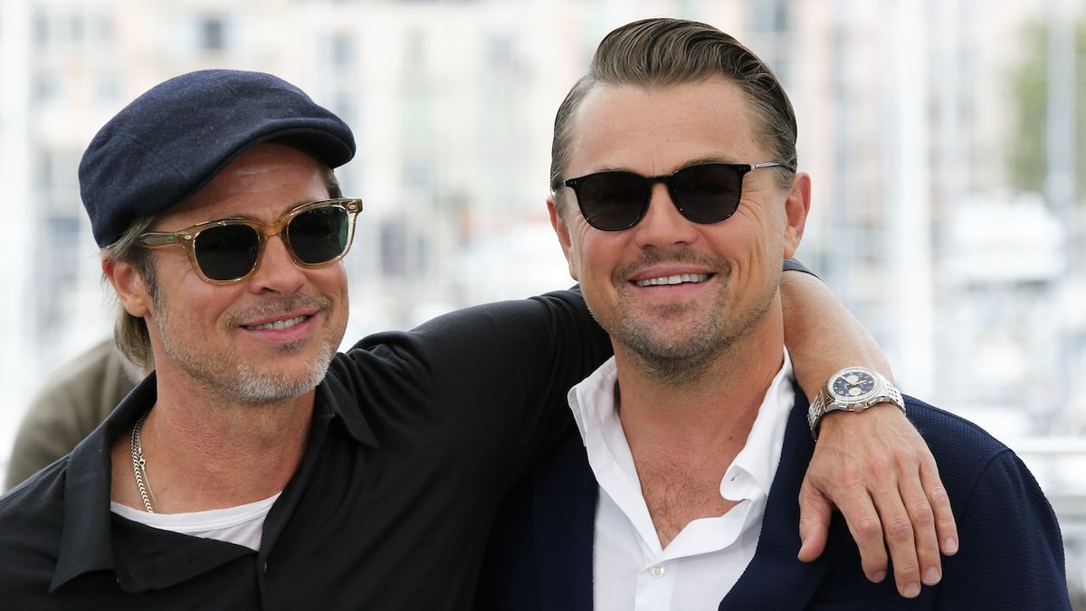 Brad Pitt (vlevo) a Leonardo DiCaprio představili v Cannes film Tenkrát v Hollywoodu.