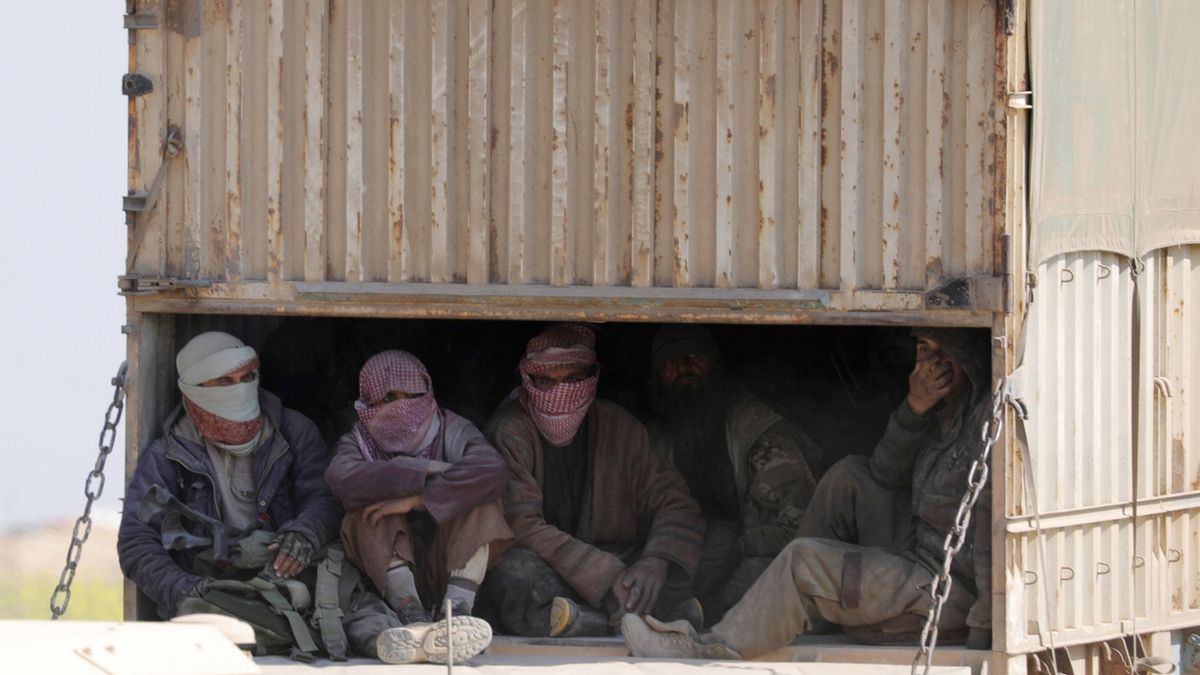 Muži se zakrytými obličeji v koloně aut, které odjely z Islámského státu 