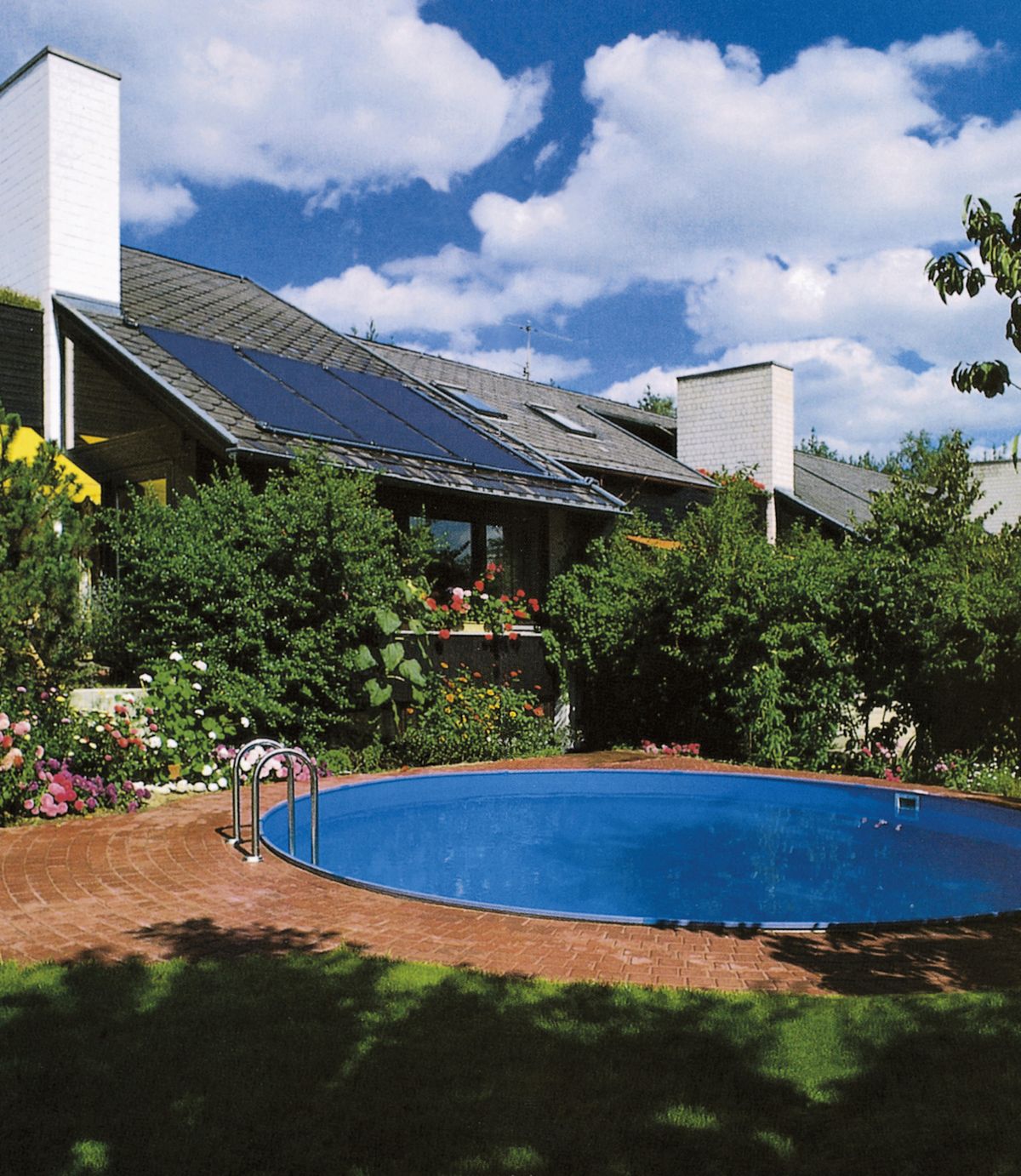 Solární panely speciálně vyvinuté pro ohřev vody  v bazénu mají vysokou účinnost, jednoduchou konstrukci, nízkou hmotnost a dají se snadno zapojit.