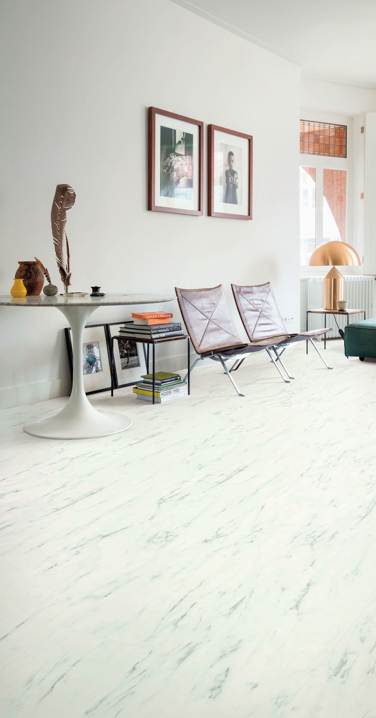 Vinylová podlaha, která imituje mramor. Provedení dlažby bílé. Vhodná do minimalistického prostoru.