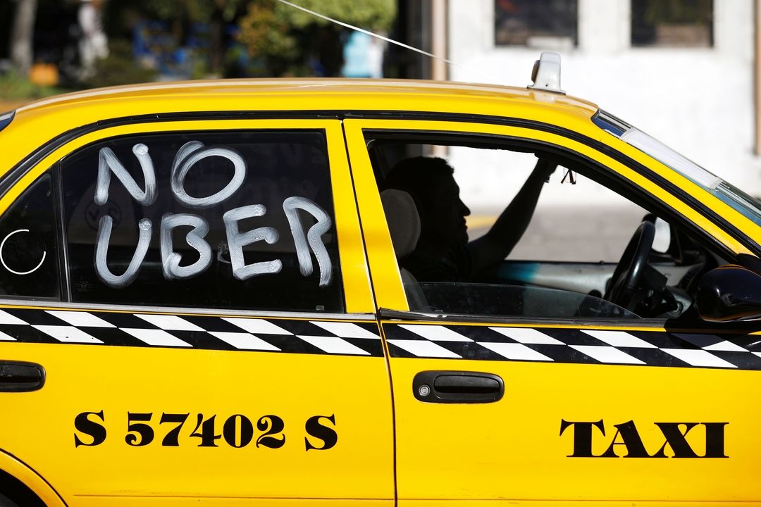 Proti Uberu protestují taxikáři v řadě zemí světa, nejen v Česku. Na snímku lednový protest ve středoamerickém Salvadoru.