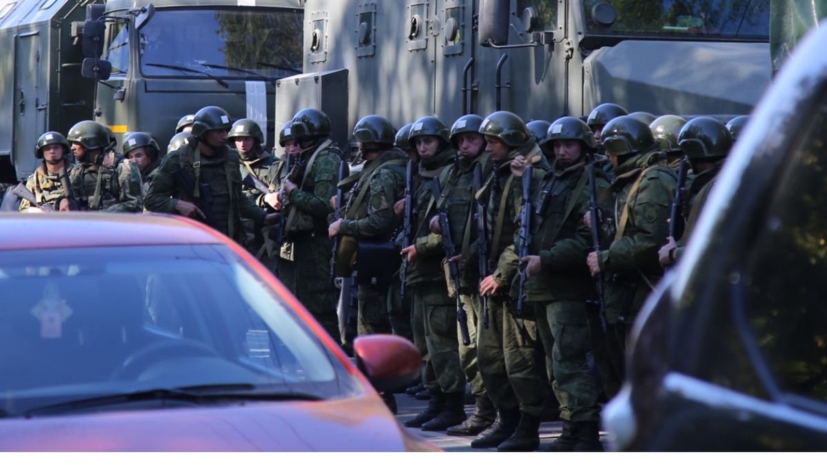 Ozbrojené síly u školy v Kerči na Krymu