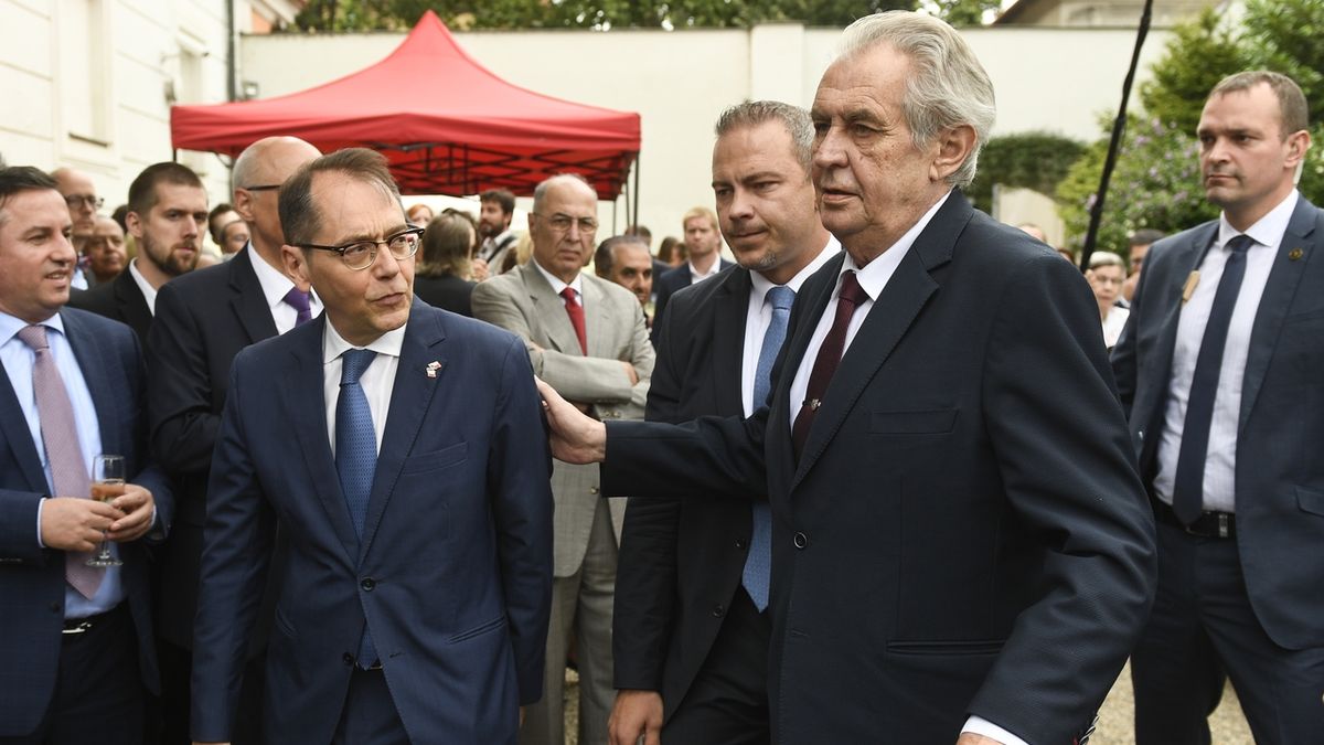 Prezident Miloš Zeman a velvyslanec Francie v České republice Roland Galharague (vlevo) na recepci