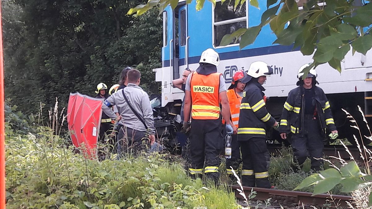 Při srážce vlaku s osobním autem přišli čtyři lidé o život.