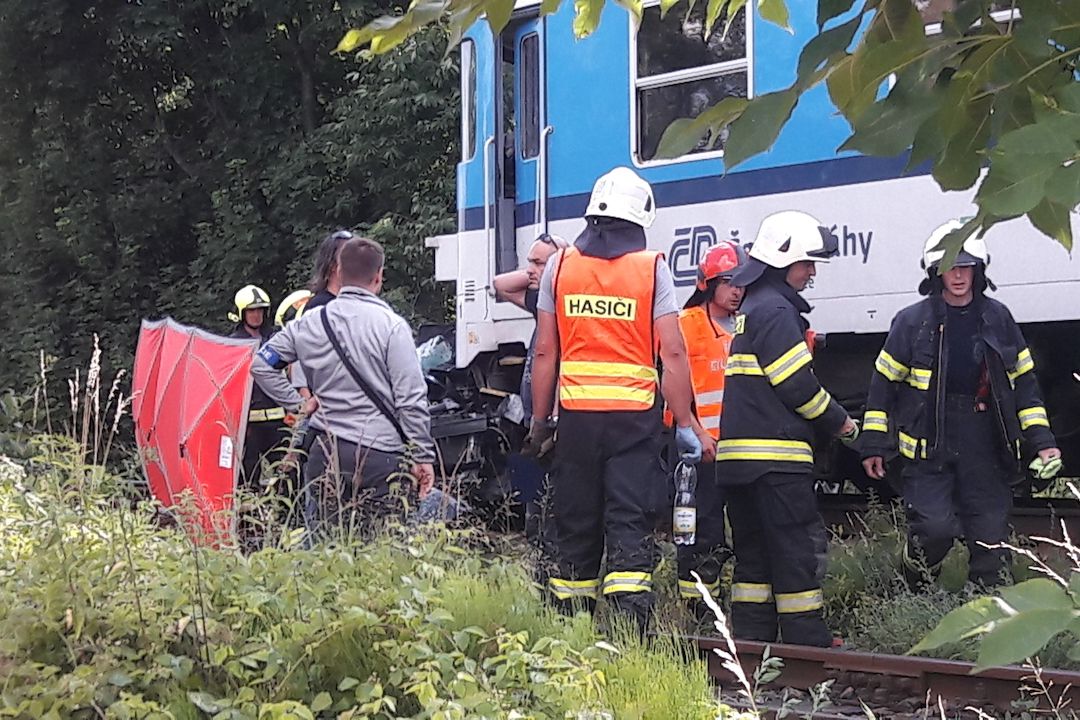 Při srážce vlaku s osobním autem přišli čtyři lidé o život.