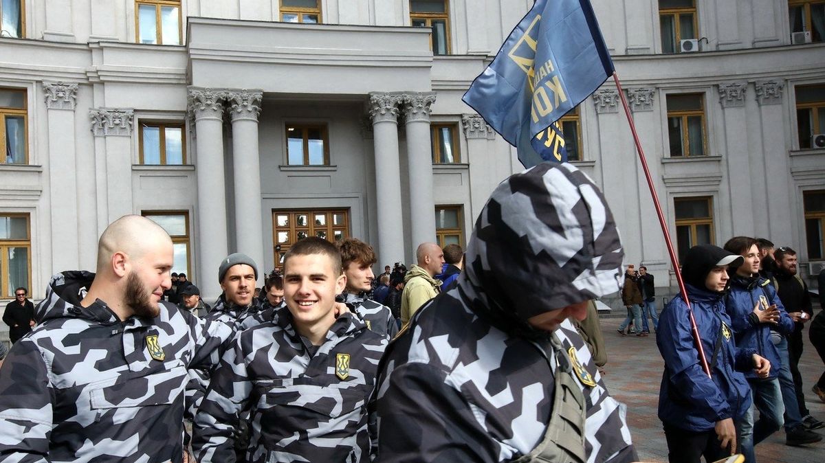 Protestní akce ukrajinských radikálů v Kyjevě. Před sídlem ministerstva zahraničí požadovali vyhoštění maďarského konzula z Berehova na západě Ukrajiny.